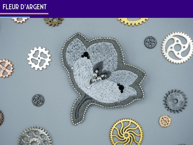 Clématite (Broche brodée main et machine)