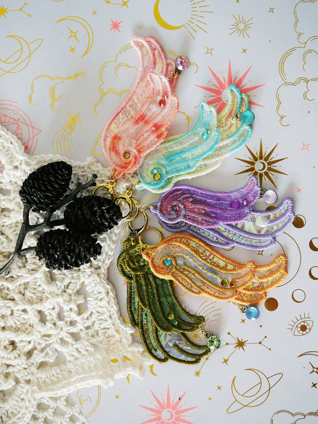 Pampulilu (Boucles d'oreille en dentelle brodée machine)