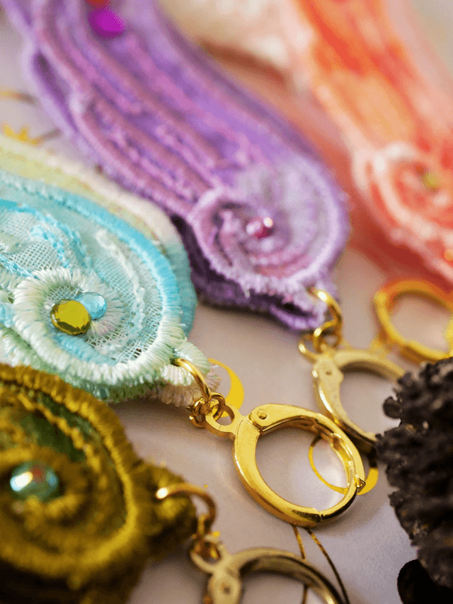 Pampulilu (Boucles d'oreille en dentelle brodée machine)