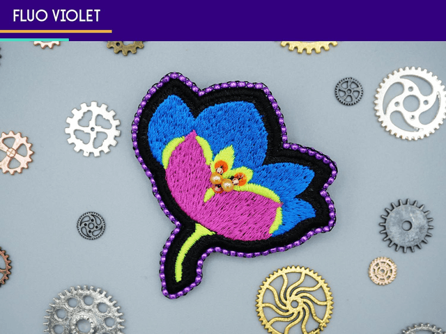 Clématite (Broche brodée main et machine)